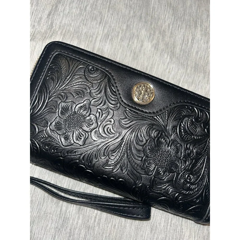 Chic Unlimited Black Full Zip Around Inner Pocketed Casual Wristlet Handbag